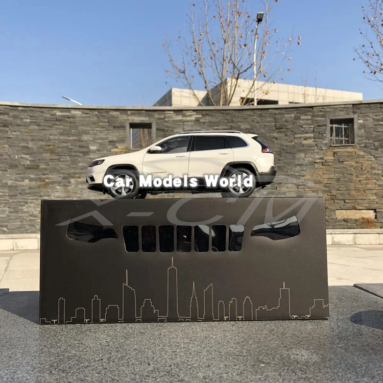 Литая модель автомобиля для нового Cherokee 1:18(белый)+ маленький подарок