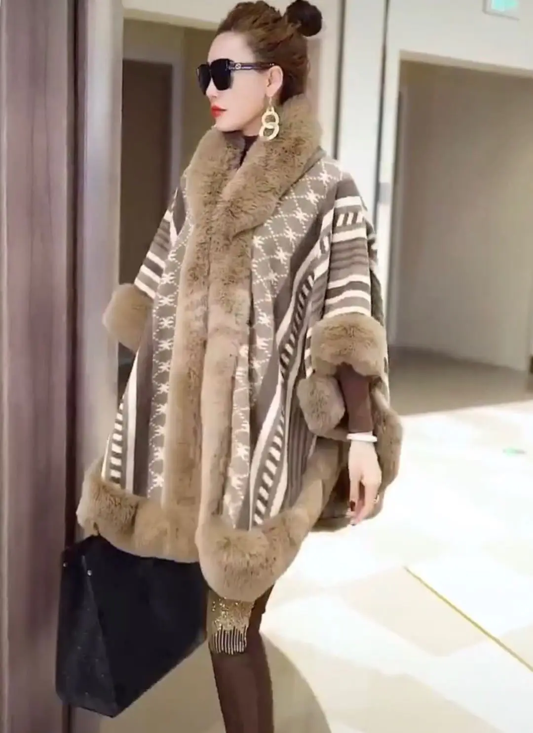 Winter Warm Big Pendulum Capes Fashion Stars Printed Poncho Women Out Streetwear Faux Rabbit Fur Collar Batwing Sleeves Overcoat