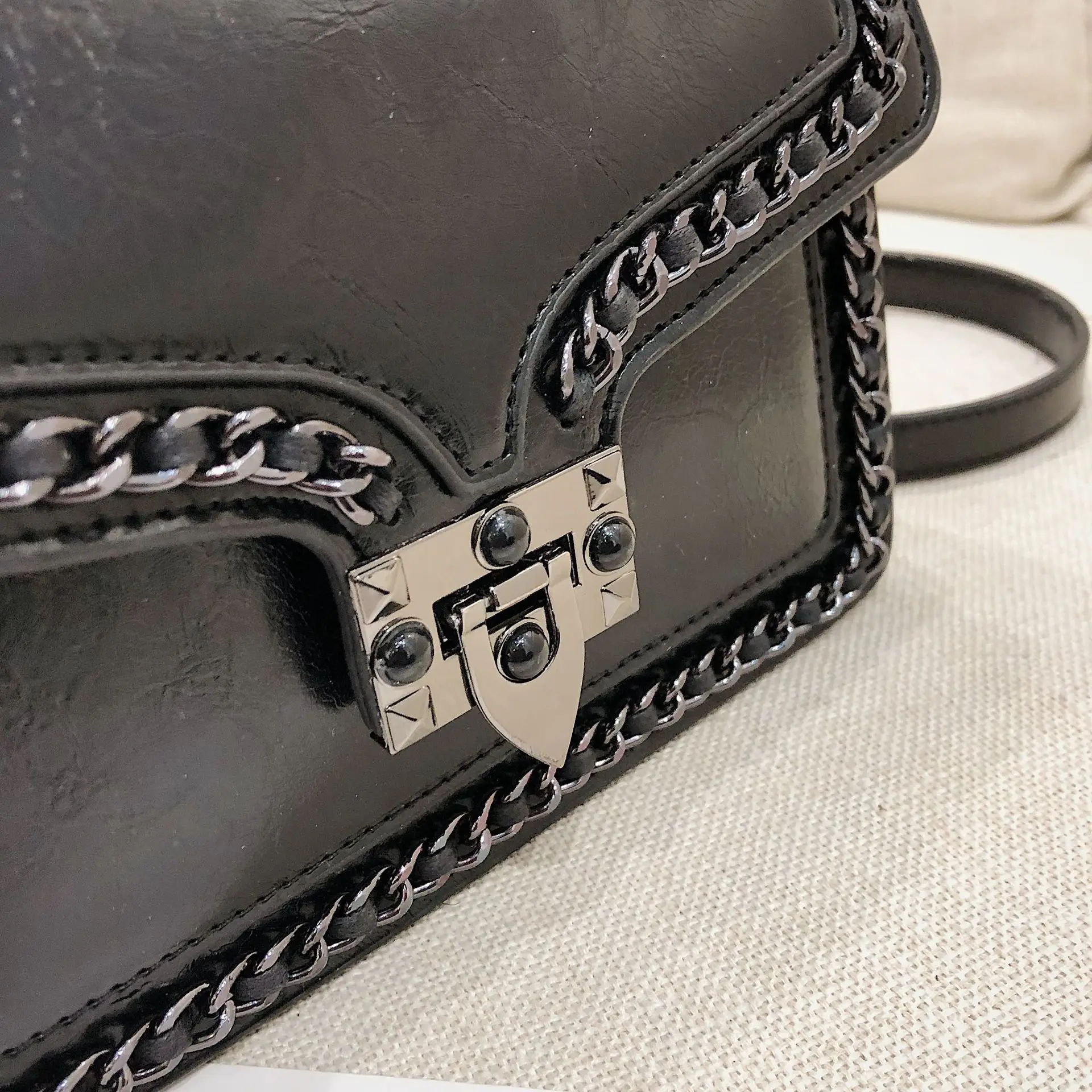 

2019 New Style Retro Oil Wax Leather Square Sling Bag Lock Chain Shoulder Oblique WOMEN'S Bag