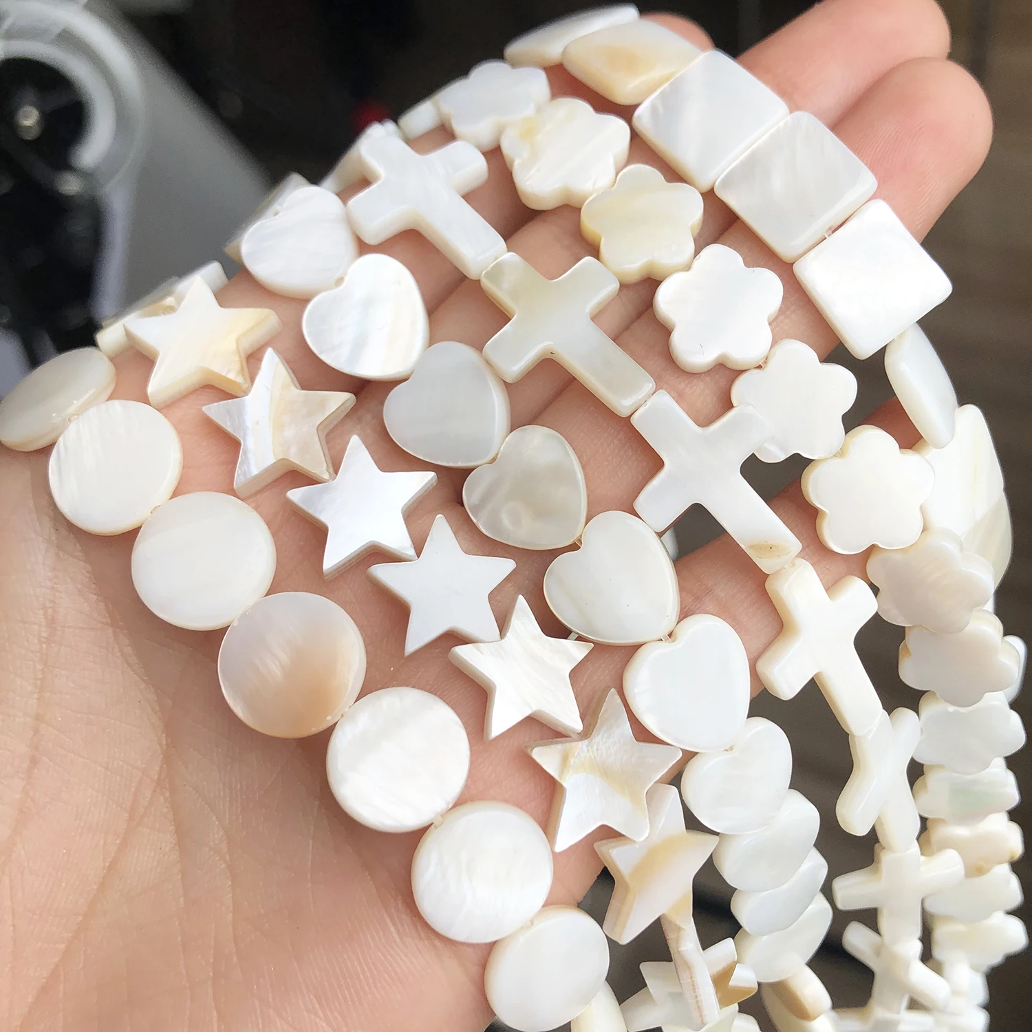 Natürliche weiße Süßwassermuschelperlen in Herz-, Kreuz-, Stern- und runder Form aus Perlmutt, lose Perlen für die Schmuckherstellung, DIY-Armband. – Detail 6