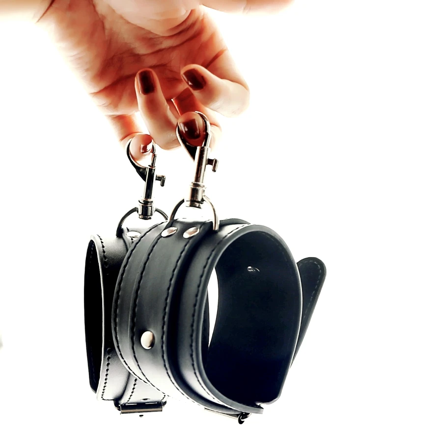 Мужчина с манжетами на лодыжке CBT член и мяч для пытки БДСМ Растяжитель