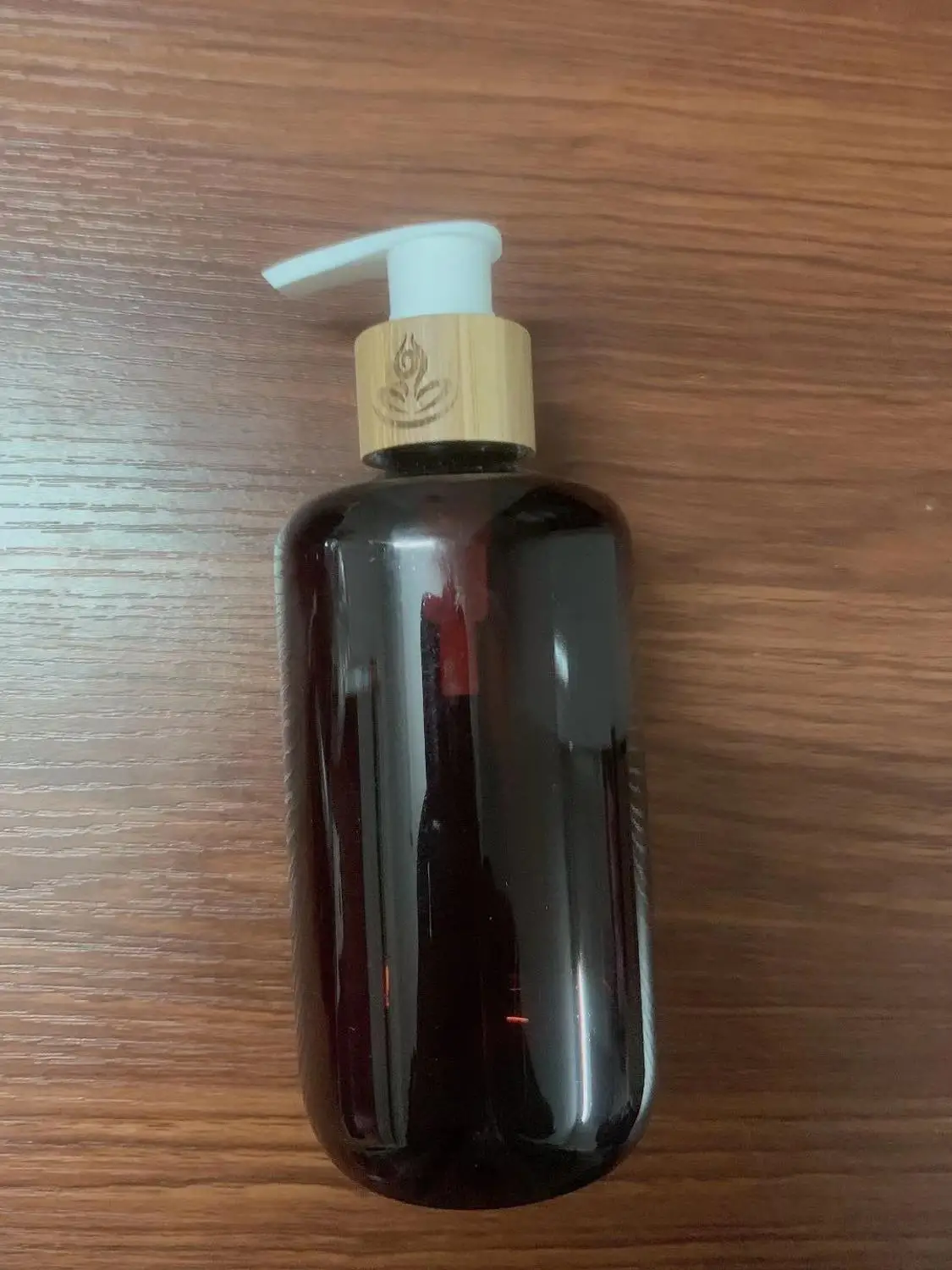 50pcs 250ml white PE press emulsion bottle lotion bottle with bamboo emulsion pump head shampoo/body wash,Sprayer bamboo bottles - Цвет: amber bottles