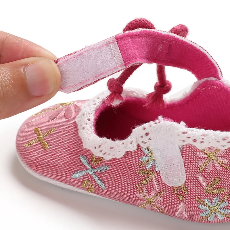 Сандалии для новорожденных девочек с вышивкой, хлопчатобумажная ткань, противоскользящая резиновая подошва, От 0 до 2 лет Обувь для младенца-девочки, обувь для малышей