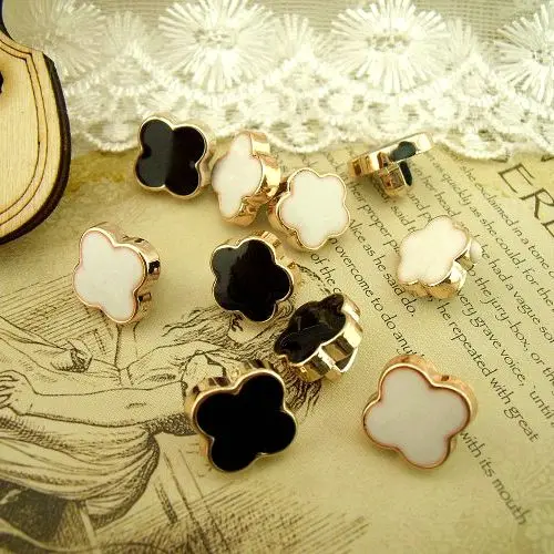 1 pc Korean-Style Electroplated Faux-Metallic-Edge Sweater Coat Button Pendant Black and White 2-Color Clover of Four Leaves | Дом и сад