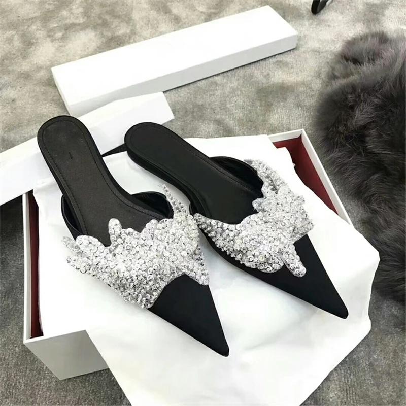 

2020 Fashion Silk Rhinestone Women Slippers Runway Pointed Toe Slip On Women Mules Gladiator Party Dress Shoes Zapatos De Mujer