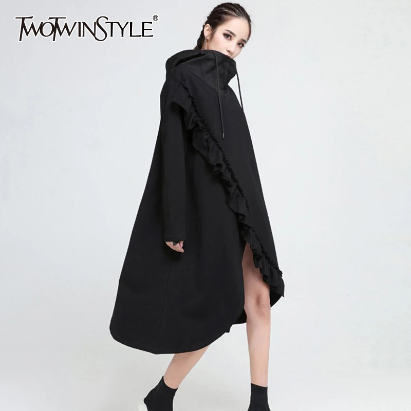 Женский свитер с капюшоном TWOTWINSTYLE черный длинным рукавом асимметричным подолом