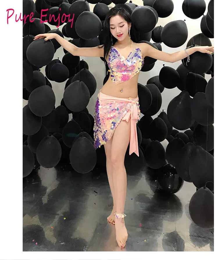 Танцевальная одежда для женщин Многоцветная пижама с блестками Хип-шарф Чешуйчатый костюм для танца живота Комплект 3 шт. Бюстгальтер и юбка+ Украшение для ног