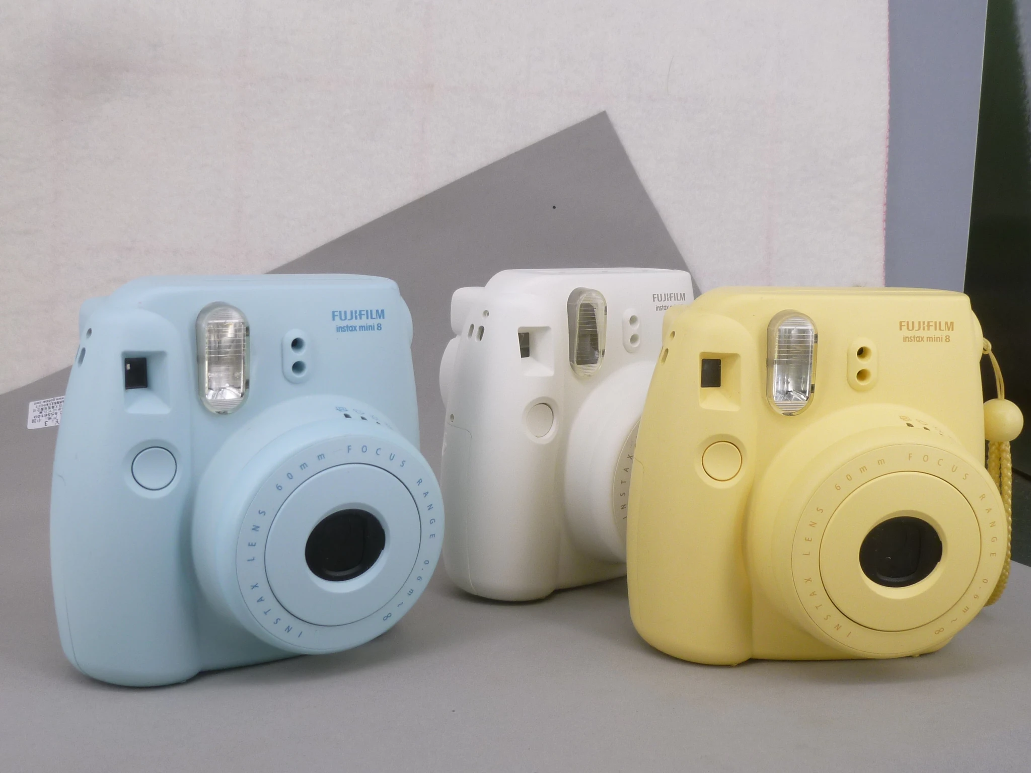 Используется камера моментальной печати Fujifilm Instax Mini 8 Одноразовая для съемки