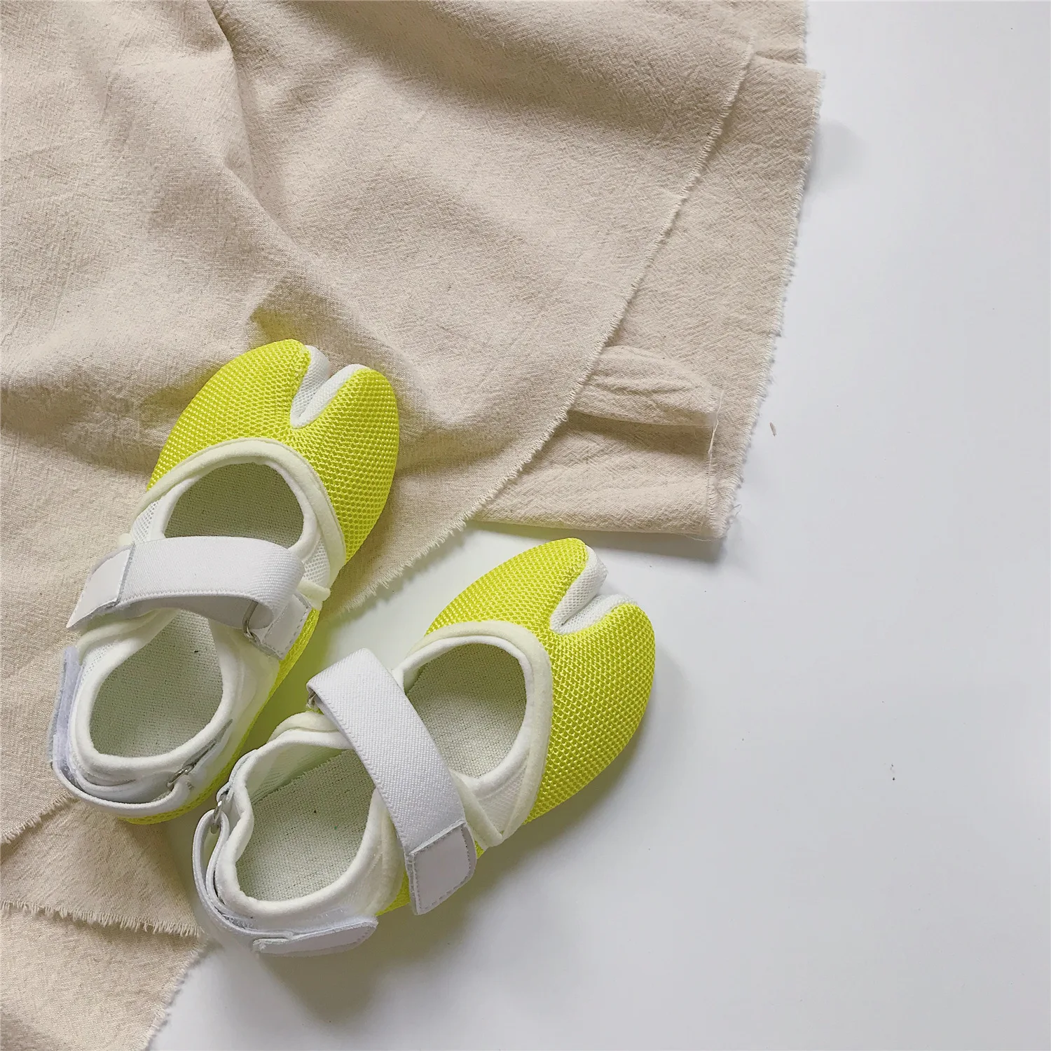 Детская Волшебная паста с сеткой, разделенный Носок, индивидуальная повседневная обувь 201 г. Для девочек, однотонная удобная обувь для детского сада