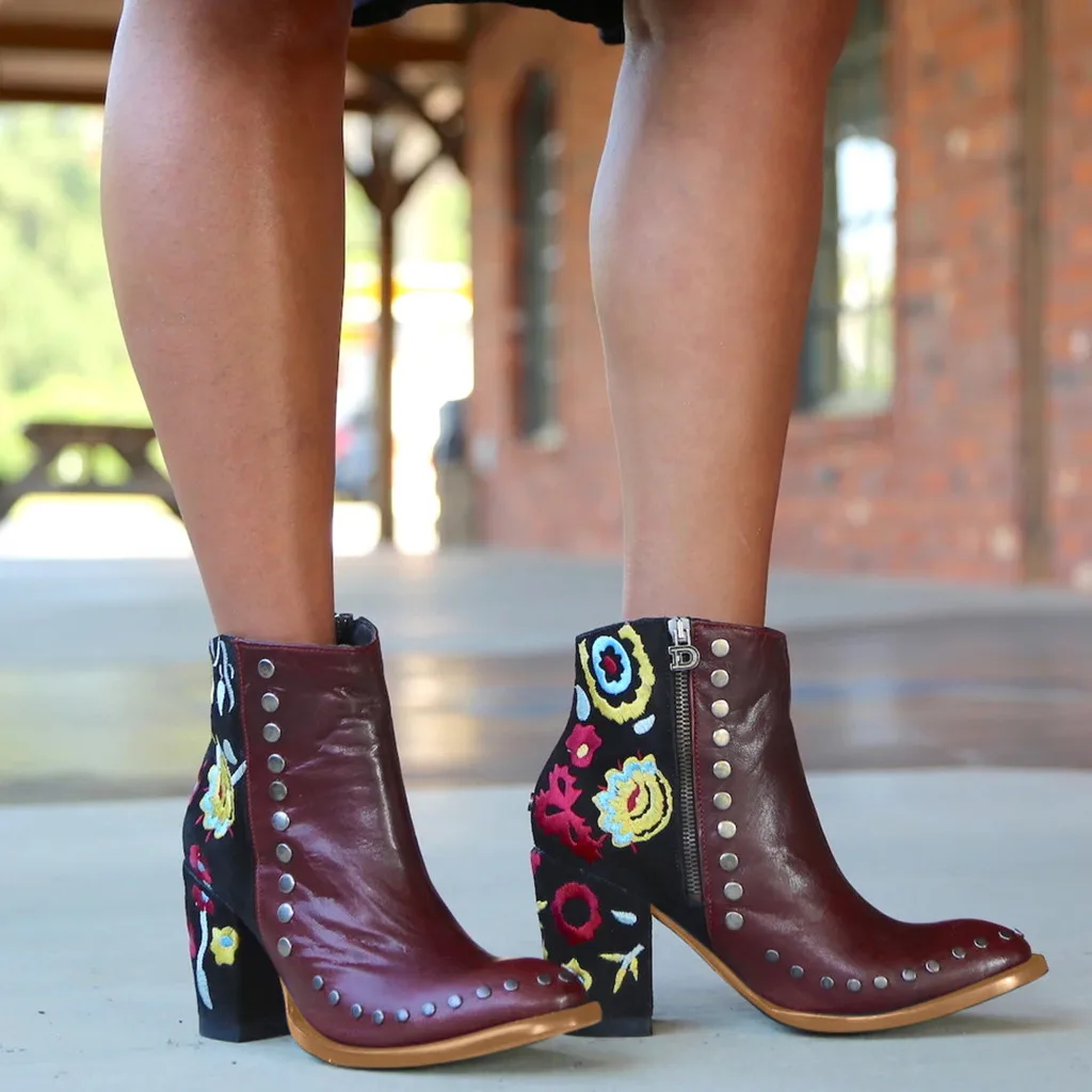 

Fashion Woman Pointed Toe Brand Boots Women Embroidery PU Leather Rivets Shoes Square High Heels Autumn Ankle Boots botas mujer