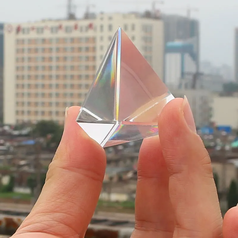 prisma triangular pirâmide esfera tetraedro refratado arco-íris estudante de ciências físicas