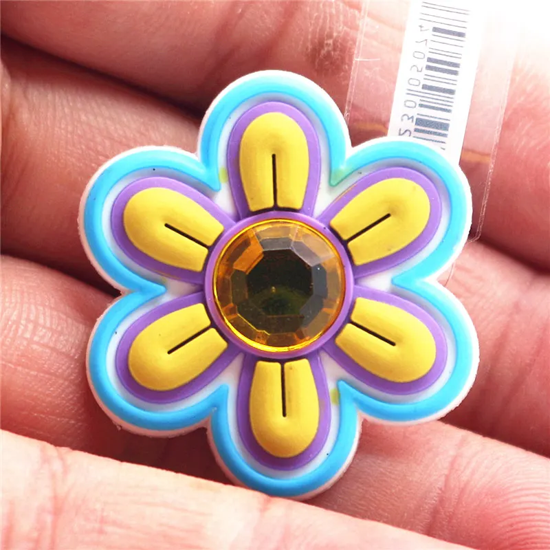 1pcs High Imitation Shoe Charms Colorful Heart-shaped Shoe Buckles Original Accessory fit Bracelets Croc JIBZ Kids Gifts F-ZBX20