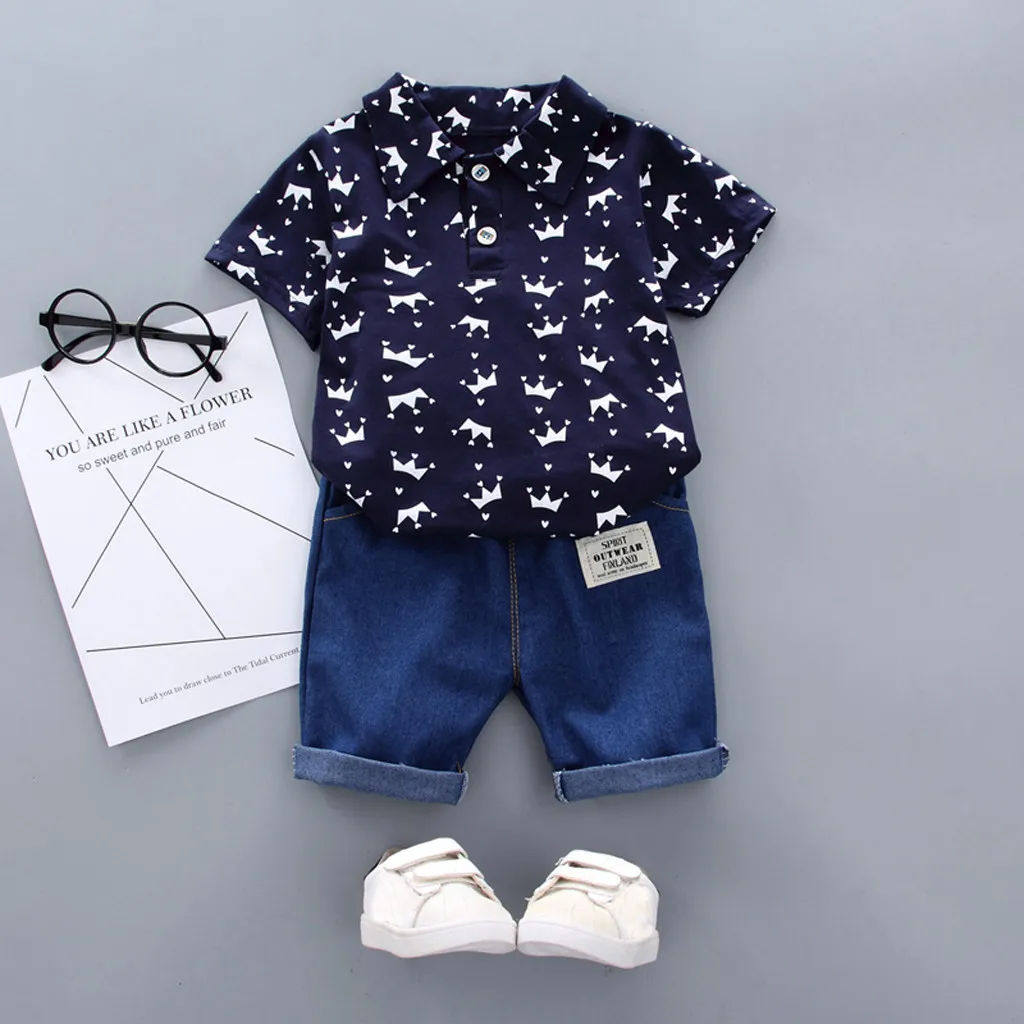 Комплект из топа и штанов; Модная рубашка с короткими рукавами и принтом короны для маленьких мальчиков комплект из топа и джинсовых штанов для детей