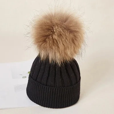 black Повседневные толстые вязаные шапочки skullies для женщин и мальчиков; Новинка; детская вязаная шапка в полоску с помпонами из натурального меха для девочек; шапка gorros - Цвет: black