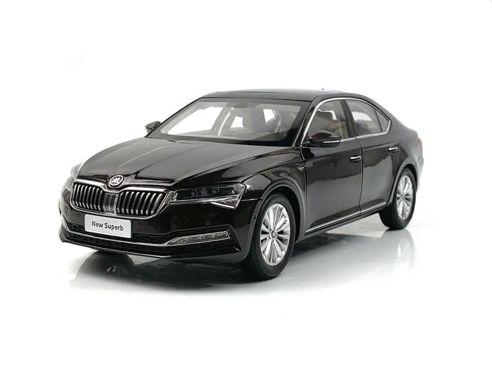 Литой автомобиль для Skoda Superb 2020 литой фиолетового цвета из сплава миниатюрная