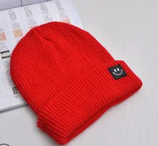 Вязаная Зимняя шапочка-бини со смайликом, осенняя однотонная теплая шапка Skullies Beanies, женская и мужская вязаная шапка, женские зимние шапки для девочек - Цвет: Красный