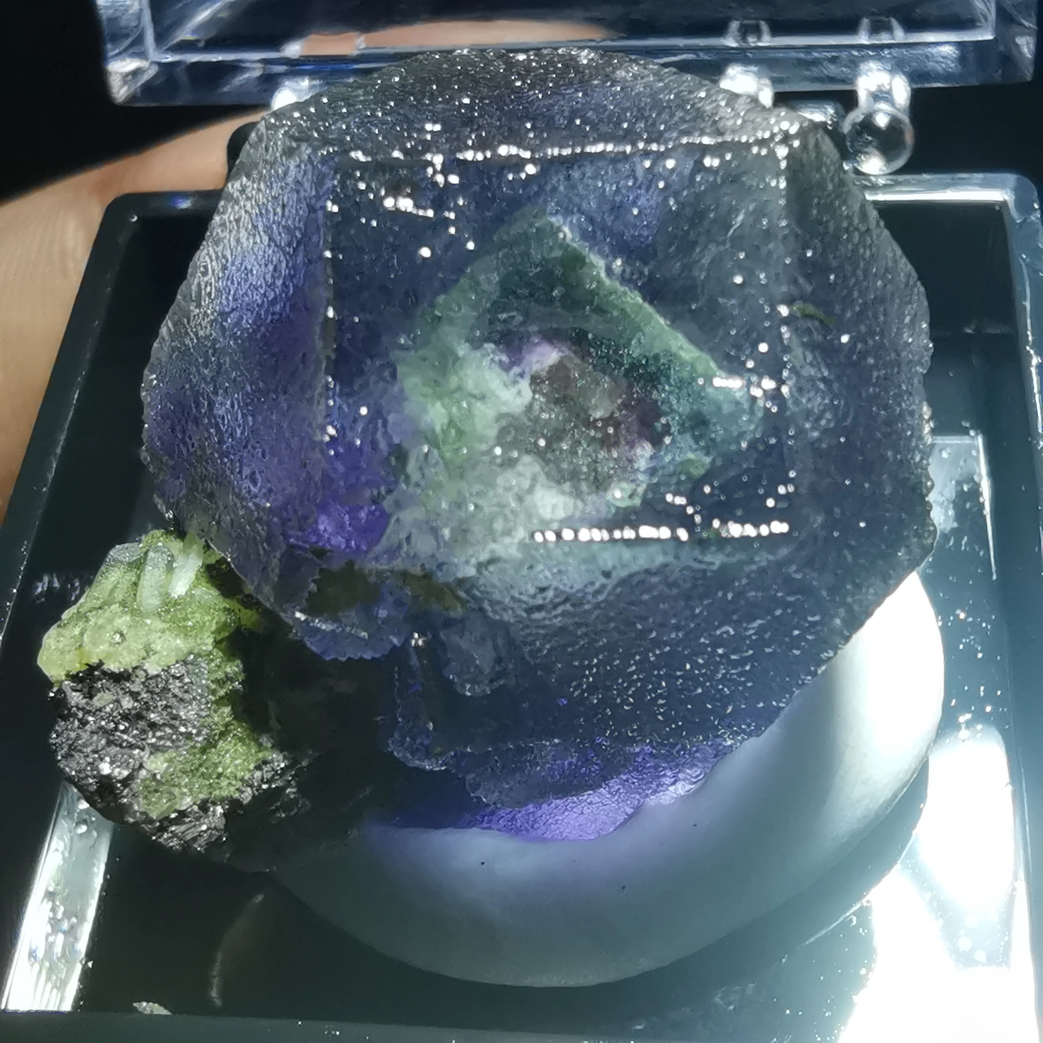 

Natural rare purple fluorite cluster mineral specimen stone and CRYSTAL HEALING CRYSTAL QUARTZ GEM sending box