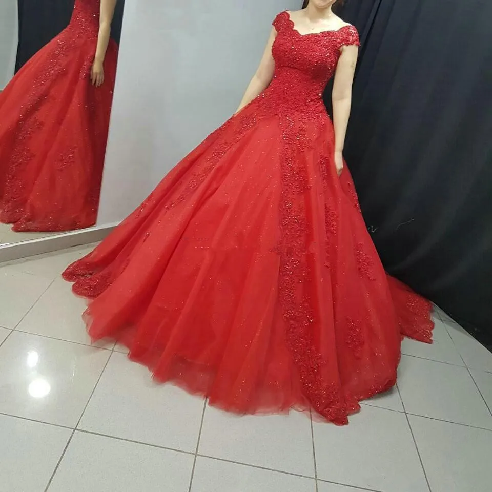 Принцессы красные свадебные платья Кепки с v-образным вырезом, с кружевными аппликациями, трапециевидной формы Тюль свадебное платье суд Шлейфы для свадебных платьев, большие размеры