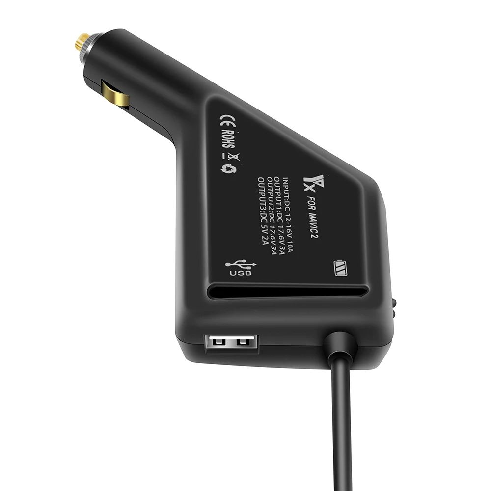 Chargeur de voiture 3-en-1 pour DJI Mavic 2 posé sur un tableau de bord avec câbles