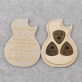 

Personlized guitar picks box set engraved wooden plectrum Guitar mediator customized 3pcs QS0055 dropshipping 2020 gift box