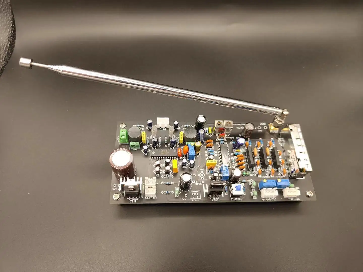 

Новая фазовая заблокированная петля LA1235, радиоголовка