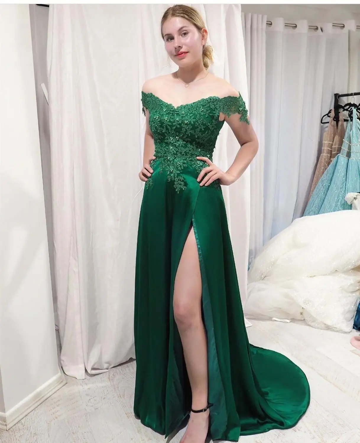 Очаровательное зеленое платье для выпускного вечера с глубоким вырезом и высоким разрезом, атласное женское вечернее платье с кружевной аппликацией, Великолепное платье трапециевидной формы для девочек 15 лет