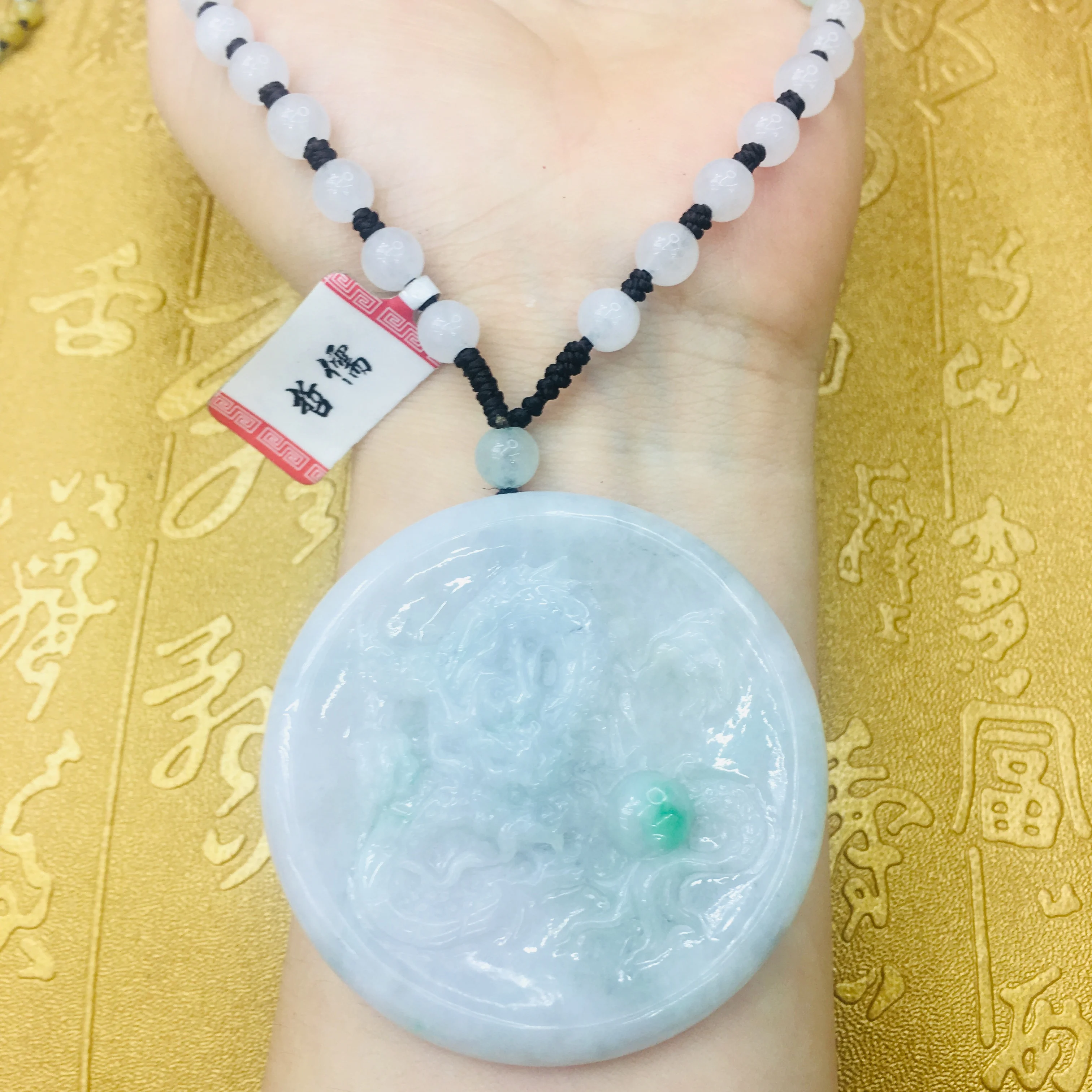 

Natural JADESt Pendant Carved Ice Bottom Oil Station Guanyin Pendant with Tri-Color Bead Necklace Elegant Ms. Clavicle Chain