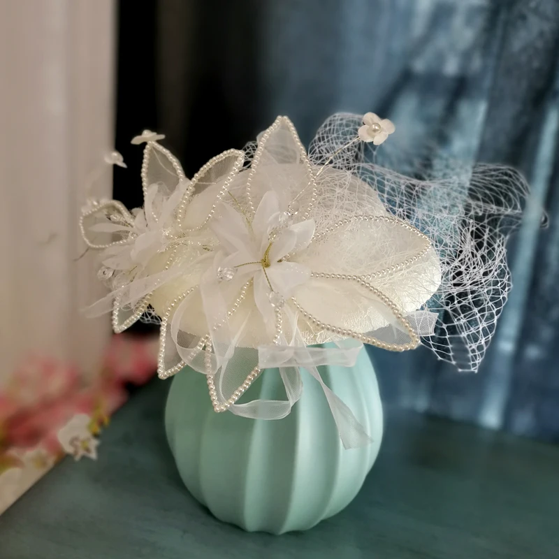 

Bridal wedding headwear lady chic banqute show headpiece pearls flower beret hat with pearls women white fascinator