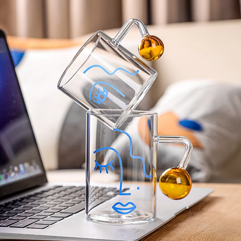 كوب بتصميم غريب وجميل بمقبض كروي