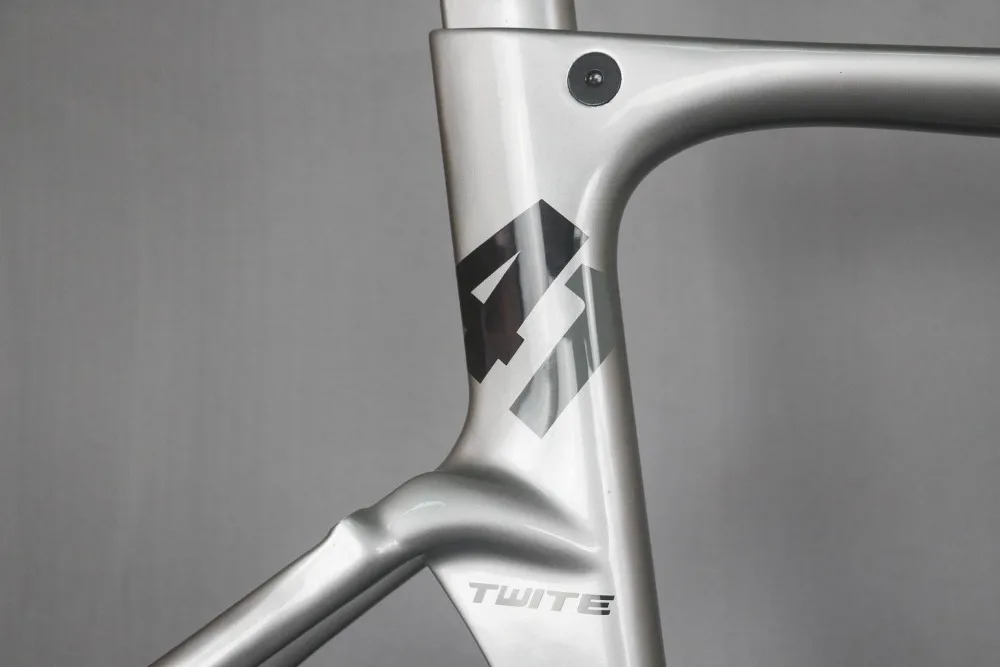 Best 2019 Newest custom silver paint T700 carbon fiber 700*25 tire carbon road frame FM-R06 9