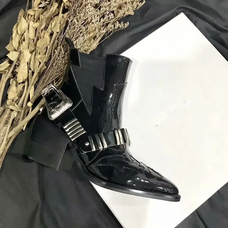 Scarpe donna/женские ботинки; Botines Mujer; обувь в стиле панк из лакированной кожи; chaussures femme; Ботинки Челси с острым носком; женские ботинки с пряжкой