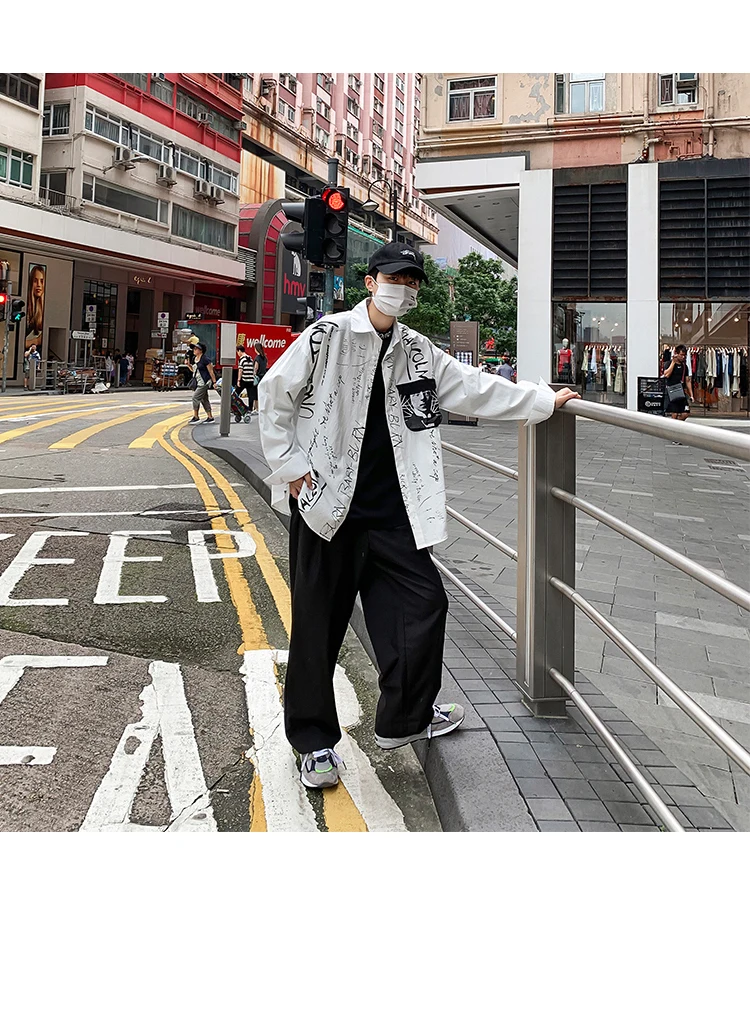 Новинка года; сезон весна-осень; контрастная рубашка с буквенным принтом и карманом; Мужская свободная куртка с длинными рукавами; цвет черный, белый