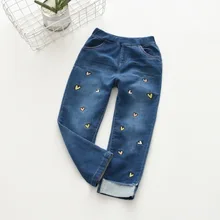 Весенние новые стильные детские джинсы в Корейском стиле эластичные джинсы с вышитыми сердечками для девочек
