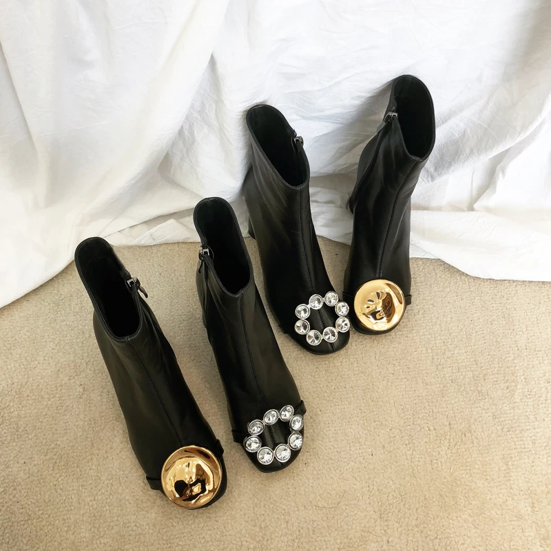 Scarpe donna/Женская обувь; женские ботинки с металлическим украшением; ботинки на молнии с круглым носком; chaussures femme; ботильоны на высоком каблуке