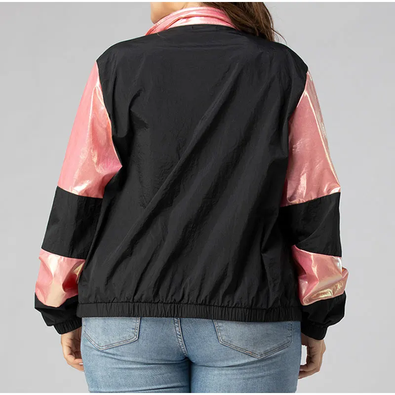 Куртки яркого розового цвета с металлическими вставками контрастного черного