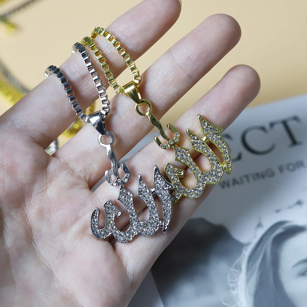 Pendentif Islamique Allah Hu Jalla Jalaluhu - Acier Plaqué Or Et Cristaux - Chaîne Palmier 60 Cm