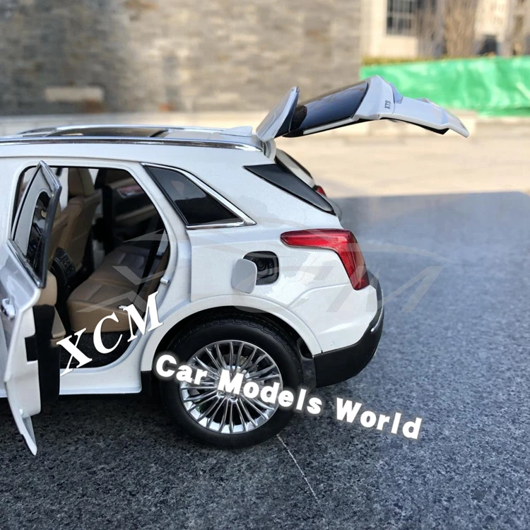Литая модель автомобиля для XT5 1:18(белый)+ маленький подарок