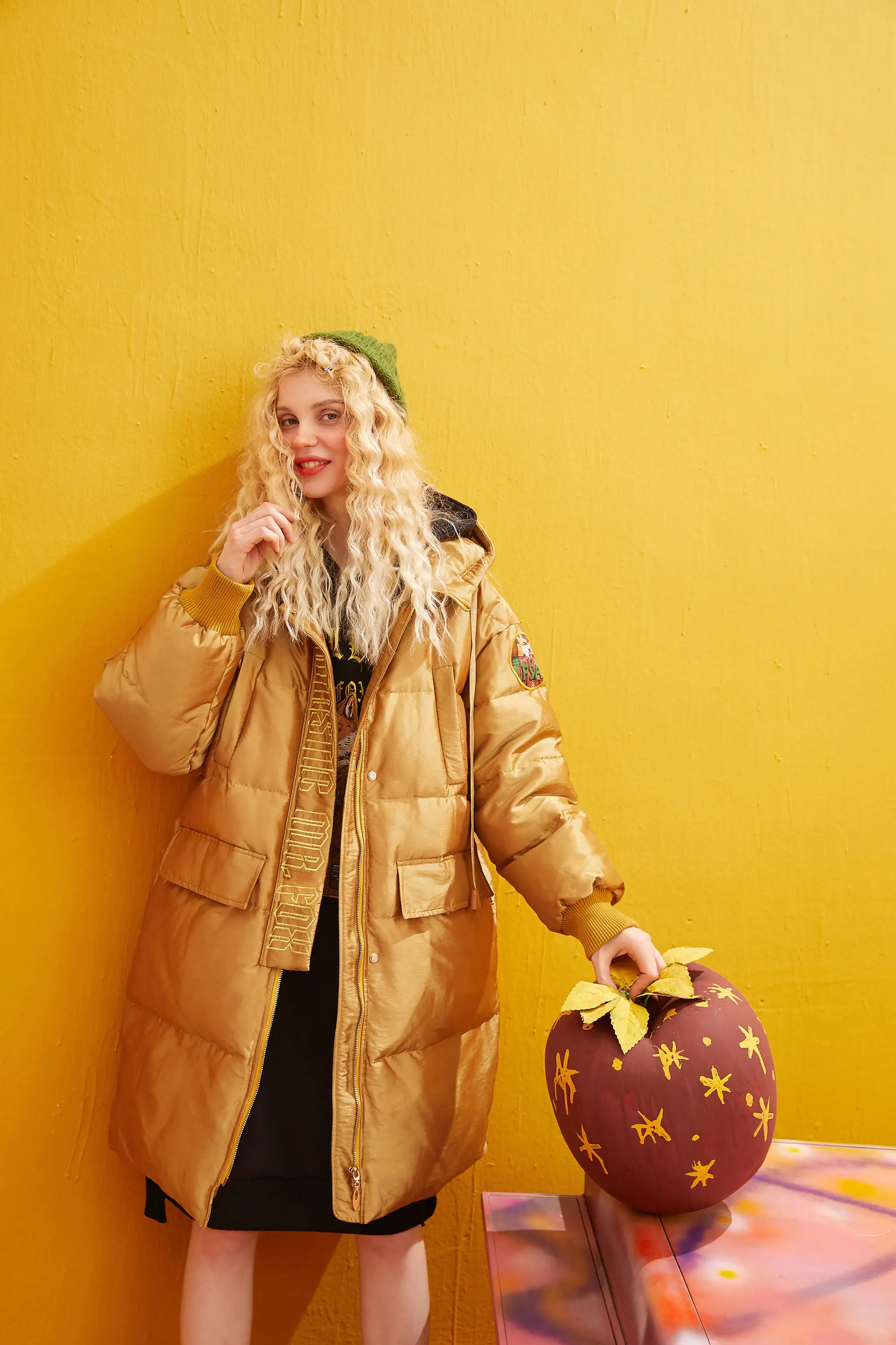ELFSACK желтое однотонное сатиновое прямое теплое пальто с аппликацией лисы для женщин зимняя Корейская Женская Базовая верхняя одежда на молнии с вышивкой