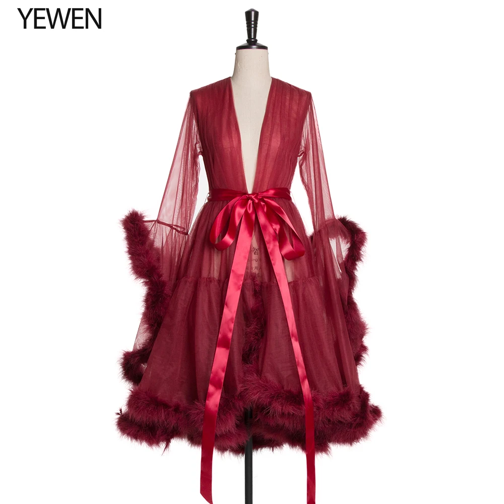 Бордовые розовые белые вечерние платья короткие сексуальные с глубоким