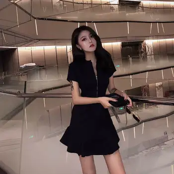 

Standing on the new European women's lazy wind show thin falbala imiss Hepburn little black