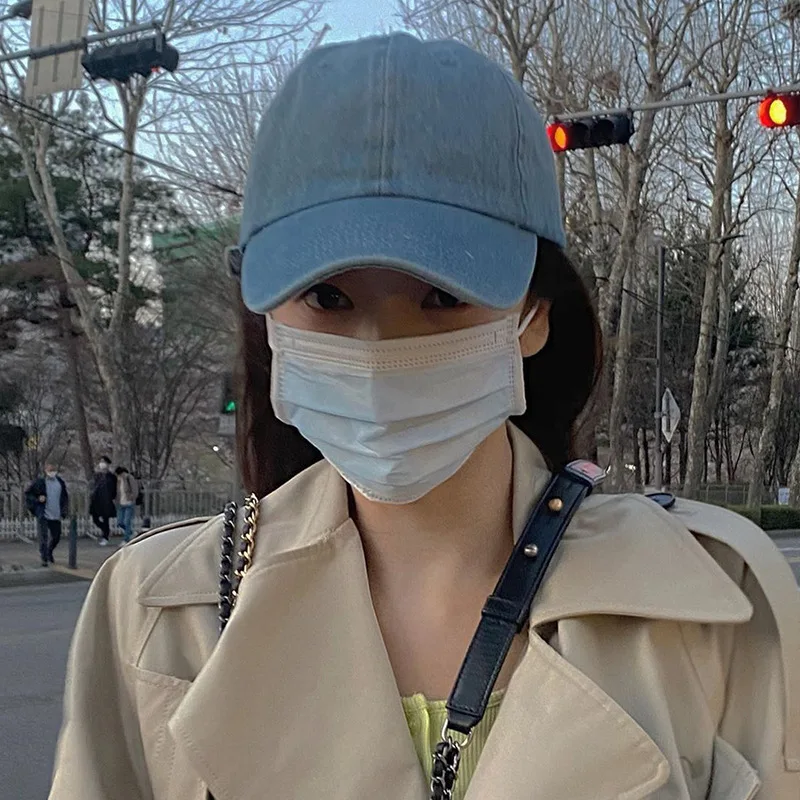 얼굴 흰색 밝은 파란색 청바지, 오래된 모자 만들기