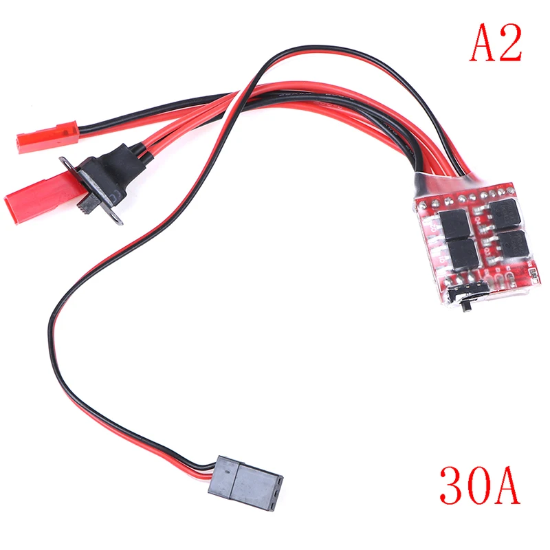 Installation du variateur de vitesse ESC dans un bateau RC, câbles et connecteurs visibles