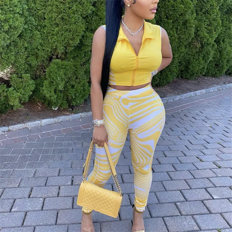 Костюм женский из двух предметов с принтом пейсли без рукавов на молнии спереди |