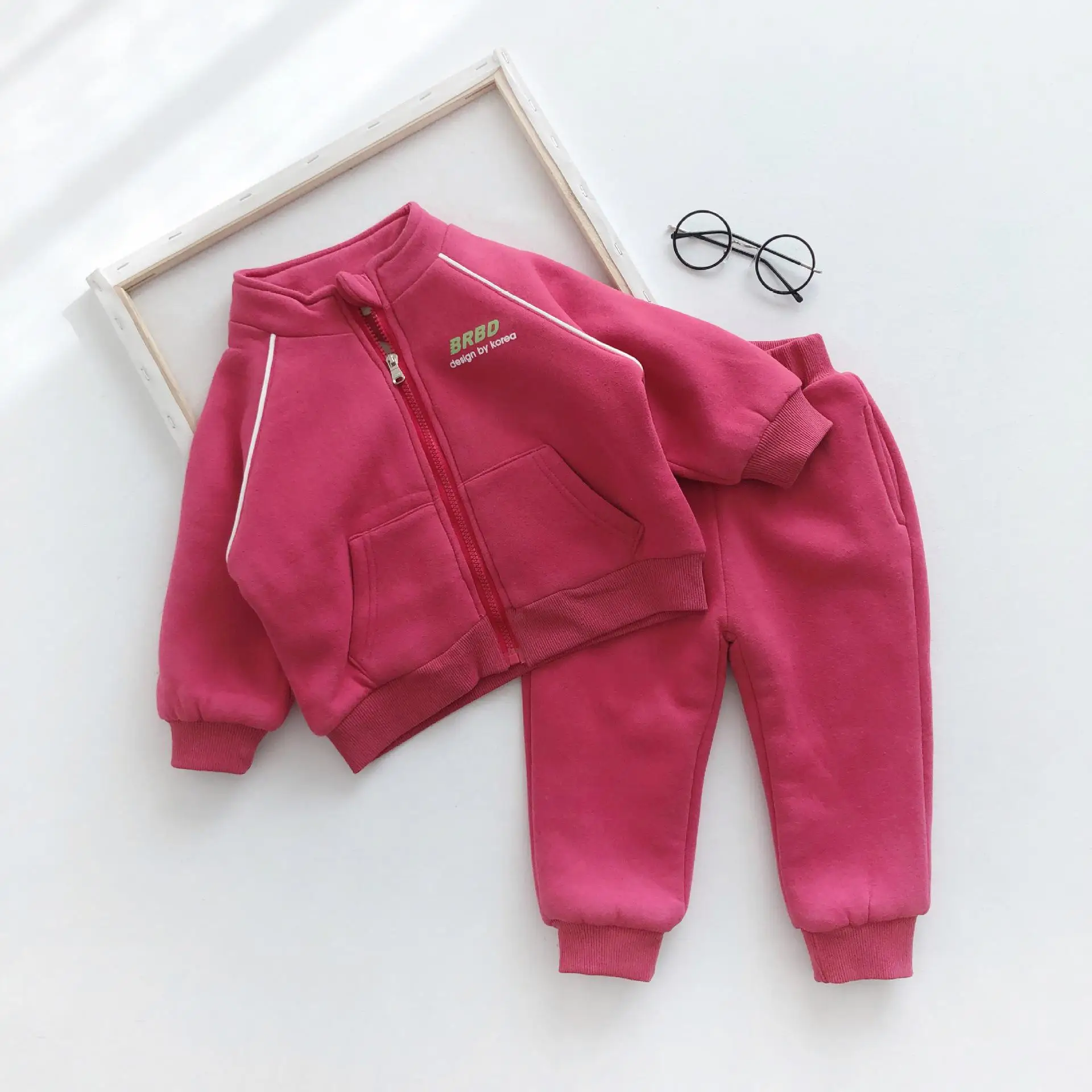 Новое поступление; комплекты зимней одежды в Корейском стиле; хлопковая утепленная куртка с буквенным принтом и длинные штаны; Модная одежда для маленьких девочек и мальчиков - Цвет: Красный