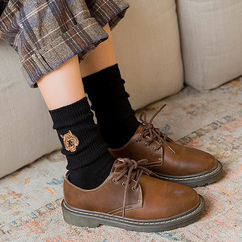 Однотонные носки с вышивкой в виде тигра; сезон осень-зима; женские хлопковые носки с забавными рисунками; плотные теплые Повседневные Удобные дышащие носки для улицы