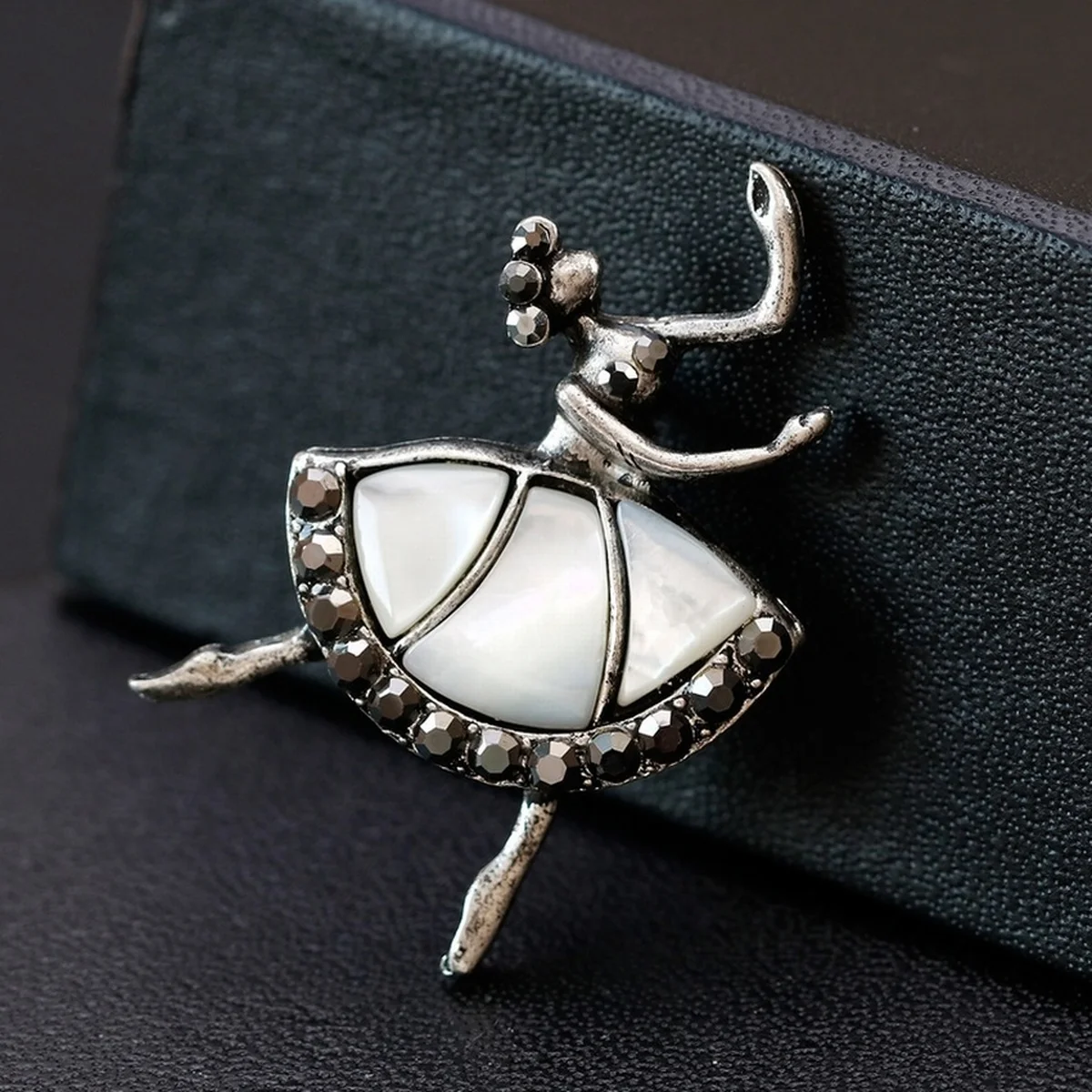 Trendy Simple Vintage Shell Brooch Ballerina Girl Pin for Women Fashion Bags Scarf Corsage Jewelry Accessories | Украшения и