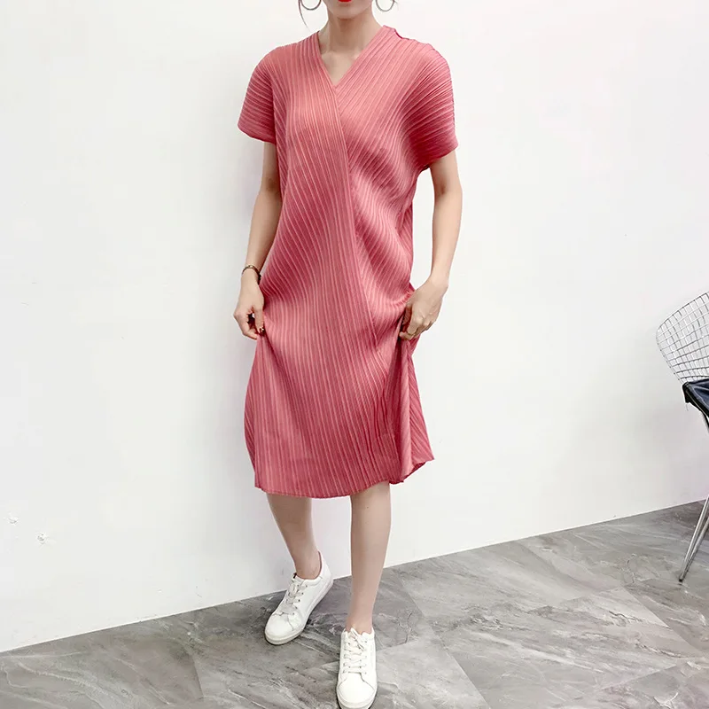 Размера плюс для Для женщин 45-75 кг осень-зима новые эластичные Miyake плиссированное платье с v-образным вырезом, Рубашка с короткими рукавами однотонные Цвет свободные платья - Цвет: pink
