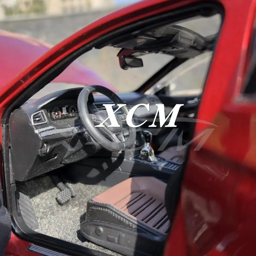 Литая модель автомобиля для нового Lamando(красный) 1:18+ маленький подарок