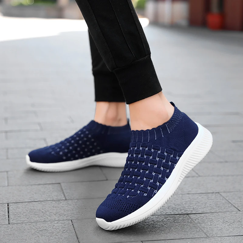 Женская прогулочная обувь Flyknit; дышащая сетка; мягкий светильник; женские кроссовки без шнуровки; нескользящая Спортивная повседневная обувь для улицы; Новинка