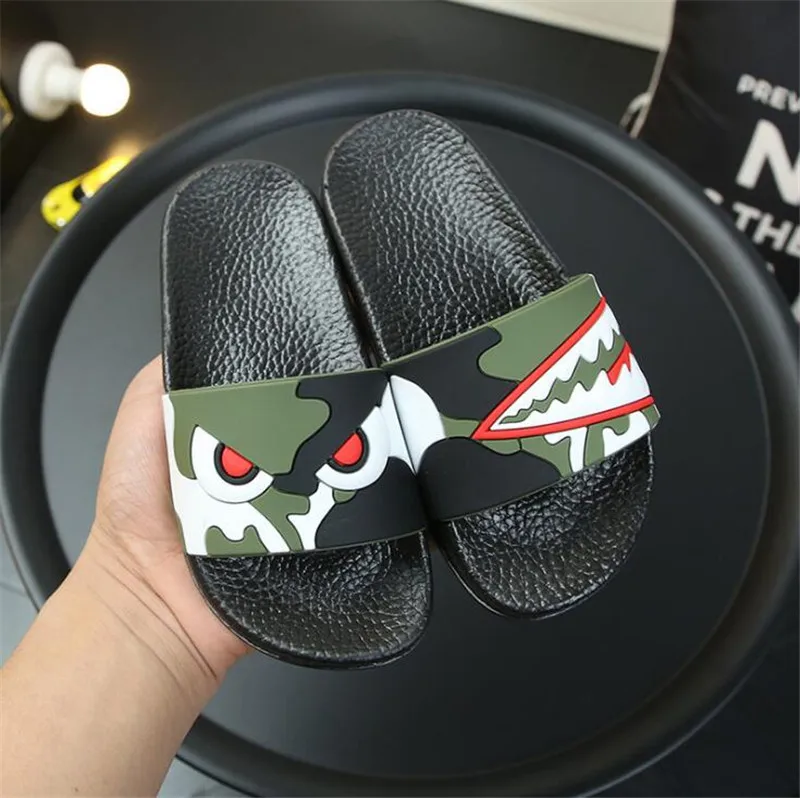 army green Weoneit/тапочки для маленьких мальчиков и девочек, для детей ПВХ, резиновые камуфляжные пляжные сандалии с рисунком акулы, детские домашние сандалии, Тапочки для душа - Цвет: army green
